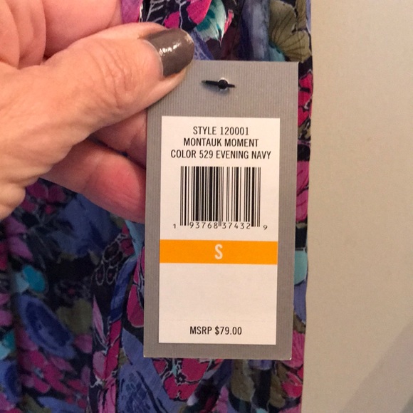 Brand new Chaus New York flower top - Picture 4 of 6